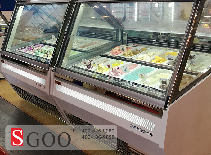 How does the food in the supermarket refrigerated showcase change in freezing and freezing? 